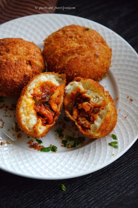 Fried Chicken Buns - Savory&SweetFood Fried Appetizers, Curry Bread, Ramzan Special Recipes, Ramadan Recipes Iftar, Ramzan Recipe, Chicken Buns, Hanging Craft Ideas, Iftar Recipes, Hanging Craft