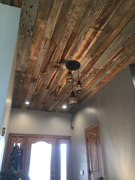 Modern Interior Decorating Ideas, Wood in Entryway Designs Ceiling Paneling, Barn Wood Ceiling, Ceiling Remodel, Reclaimed Wood Ceiling, Rustic Wood Projects, Wood Plank Ceiling, Diy Cabin, Plank Ceiling, Rustic Ceiling