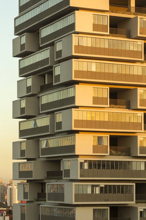 Apartment block in São Paulo by Brazilian architect Isay Weinfeld. Seaside Architecture, Frank Gehry, Amazing Buildings, Container Homes, Zaha Hadid, Architecture Exterior, Facade Architecture, Futuristic Architecture, Brutalism