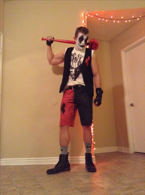 Guy Harley Quinn Costume, Mens Harley Quinn Costume, Male Harley Quinn Cosplay, Harley Quinn Genderbend, Male Harley Quinn, Male Halloween Costumes, Horror Costume Ideas, Jester Halloween, Gay Halloween Costumes