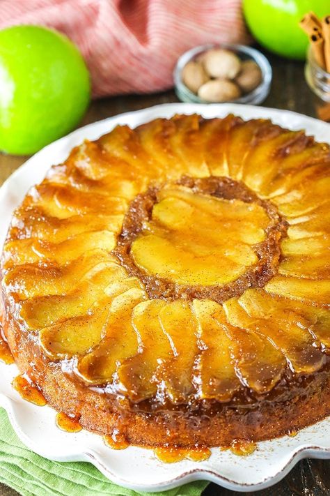 This Apple Upside Down Cake is made for fall, with warm nutmeg, cinnamon and brown sugar flavors. It's simple to make and perfect for dessert or even breakfast! Fall Recipes Baking, Apple Upside Down Cake, Upside Down Apple Cake, Fall Desserts Easy, Light Cakes, Recipes Baking, Best Cake Recipes, Pineapple Upside Down Cake, Crazy Cakes