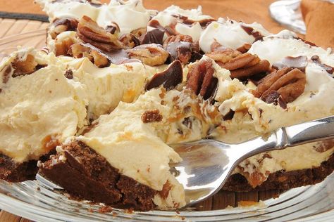 Ultimate Turtle Cheesecake Recipe, Turtle Pie Recipe, Turtle Cheesecake Recipe, Turtle Pie, American Nostalgia, Turtle Cheesecake Recipes, Turtles Candy, Homemade Hot Fudge, Turtle Cheesecake