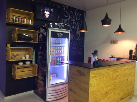 Counter Design For Cafe, Ideas Para Bares Originales, Small Juice Bar Design, Ideas Para Bares, Barbershop Design Interior, Juice Bar Design, Small Restaurant Design, Barber Shop Interior, Bar Counter Design