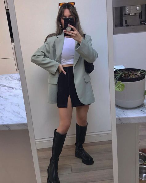 Sage Blazer Outfit, Sage Green Blazer Outfit, Sage Blazer, London Aesthetic Outfits, Sage Green Blazer, Green Blazer Outfit, Green Vibes, Outfit Inso, Blogger Photos