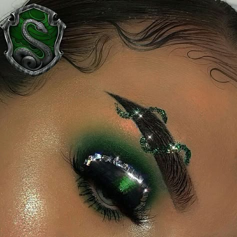 A perfect #Slytherin eye look. #eyemakeup #makeupartistry #beautybloggers #beautypost Crazy Eyeshadow, Frog Cards, Harry Potter Makeup, Themed Makeup, Stile Harry Potter, Beginners Eye Makeup, Harry Potter Cosplay, Alt Makeup, Chocolate Frog