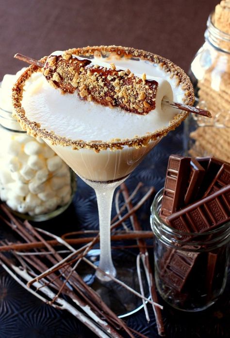 Smores Martini Recipe, Smores Martini, Chocolate Martini Recipe, Dessert Cocktails, Popular Dessert, Fun Dessert, Chocolate Martini, Boozy Desserts, Martini Recipe