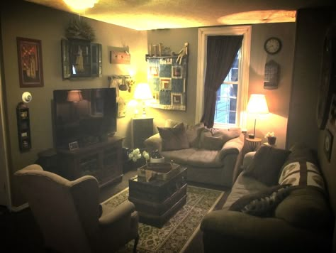 Living room 90s House Living Room, Nostalgia Living Room, Midwest Living Room, 2000s Apartment Living Room, Nostalgic House Aesthetic, Living Room 2000s, 2000s Living Room Aesthetic, Messy Living Room Aesthetic, Liminal Living Room