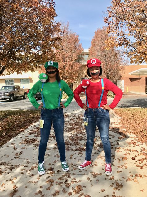 Super Mario Halloween Costumes Diy, Mario Brother Halloween Costumes, Mario Dress Up Ideas, Luigi Halloween Costume Women, Luigi And Mario Costume Friends, Woman Mario Costume, Cute Mario Costume, Super Mario Bros Costumes Women, Mario And Luigi Dress Up