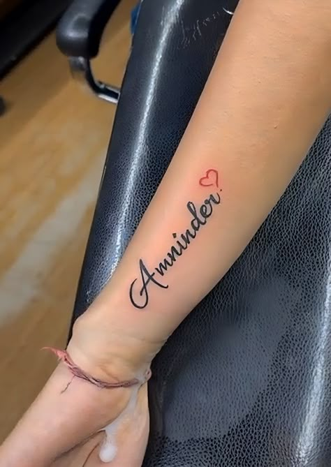 Husband Name Tattoos For Women Hand, Moms Name Tattoo Ideas, 2 Name Tattoo Ideas, Boyfriends Name Tattoo Ideas, Name Tattoos Designs, Husband Name Tattoos, Couple Name Tattoos, Small Name Tattoo, Name Tattoos On Arm