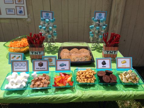 Minecraft party food Minecraft Breakfast, Minecraft Food Ideas, Minecraft Picnic, Minecraft Party Food, Minecraft Food, Food Spread, Minecraft Birthday, Minecraft Party, Birthday Games