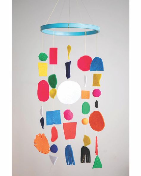 Diy Hanging Mobile, Mobiles Diy, Baby Mobile Diy, Photo Mobile, Mobiles For Kids, Make A Mobile, Diy Baby Mobile, Paper Mobile, Small Couch