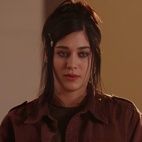 Emo Characters In Movies, Janis Ian Hair, Janis Ian Icon, Emo Celebrities, Janice Ian Outfit, Janis Ian Outfit, Janice Ian, Mean Girls Janis, Janis Sarkisian