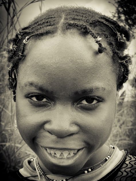 pygmy girl  Ba'Aka pygmy girl with filed teeth as part of tradition Slanted Eyes, African Rainforest, Tribes Of The World, Fair Face, Black Teeth, Central Africa, We Are The World, Body Modifications, Vintage Portraits