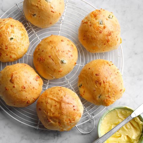 Think it's too cold to bake bread? Wrong! Find out how to proof bread, even when it's cold outside (and inside, too). Shredded Cheese Recipes, Cheddar Rolls, Jalapeno Rolls, Cooking Projects, Beer Recipe, Jalapeno Cheddar, Yeast Bread Recipes, Recipes Sweet, Bread Making