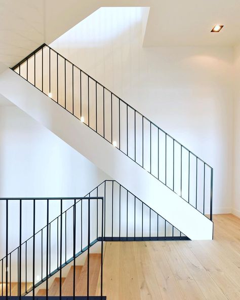 تحت الدرج, Modern Stair Railing, Open Trap, Staircase Railing Design, Diy Staircase, Staircase Handrail, House Staircase, Entry Stairs, Stair Railing Design