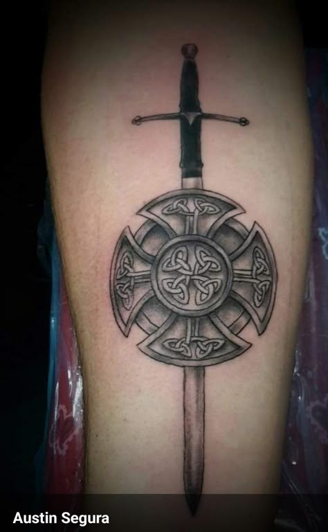 Tattoo Knee, Shield Tattoo, Celtic Shield, Tatoo Inspiration, Star Tattoo, Leg Tattoo, Pork Chop, Star Tattoos, Leg Tattoos