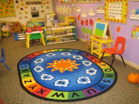 Circle Time Secrets for Setting Up Your Space for Success Daycare Layout, Preschool Set Up, Opening A Daycare, Home Daycare Ideas, Home Day Care, Starting A Daycare, Daycare Decor, Circle Time Activities, Preschool Circle Time