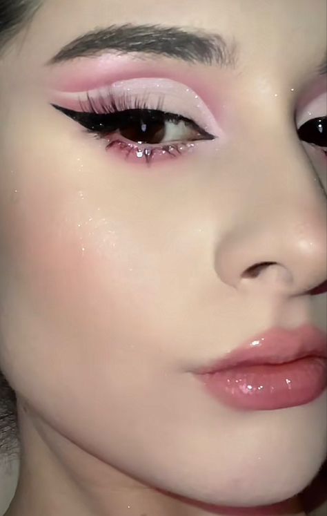 Pink Makeup Looks Easy, Party Makeup Pink, Natural Quince Makeup Looks Pink, Cute Pink Eyeliner Looks, Sweet 16 Makeup Ideas Pink, Pink Full Face Makeup, Light Pink And Black Makeup, Aesthetic Pink Makeup, Pink Homecoming Makeup