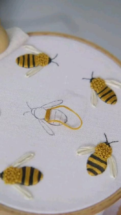 Embroider A Bee, Projek Menjahit, Basic Hand Embroidery Stitches, Embroidery Lessons, Diy Embroidery Designs, Hand Embroidery Patterns Flowers, Hand Embroidery Videos, Diy Embroidery Patterns, Basic Embroidery Stitches