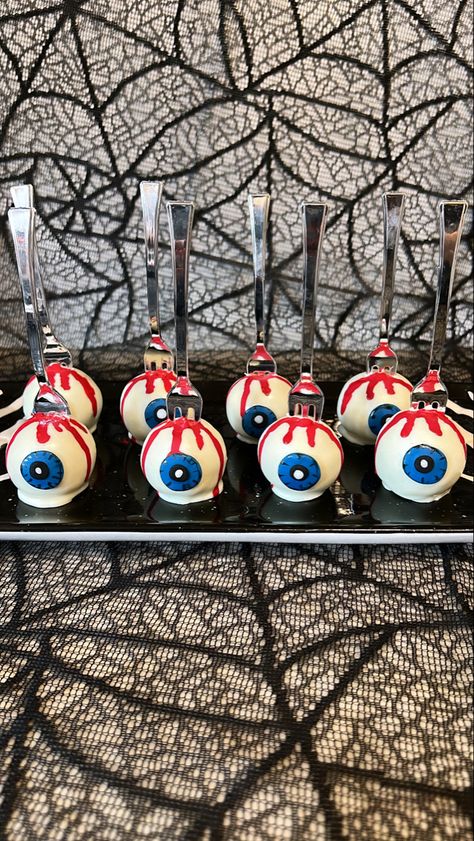 Cake Ball Eyeballs, Crystal Ball Cake Pops, Halloween Party Cake Pops, Eyeball Treats Halloween, Eye Ball Candy, Halloween Baking Competition, Carnevil Halloween Party Food, Eye Cake Pops, Cool Cake Pops