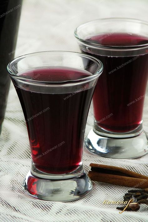 Grape Liqueur Recipe, Grape Ideas, Grape Wine Recipe, Making Wine From Grapes, Booze Recipes, Cider Alcohol, Grape Brandy, Cordial Recipe, Preserving Recipes