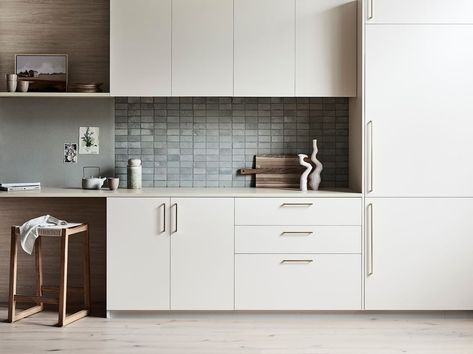 Laminex Australia on Instagram: "This kitchen’s natural-feeling colour palette is welcoming and relaxing. It’s built around the creamy white of Laminex AbsoluteMatte Surf…" Laminex Kitchen Australia, Surf Kitchen, Kitchen Island Styling, Reno Kitchen, Navy Living Rooms, Student Apartment, White Laundry, Laminate Colours, Floating Bathroom Vanity