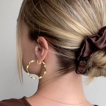 Scrunchies Hairstyles, Scrunchie Styles, Short Hair Hacks, Scrunchie Hairstyles, Hair Videos, Bun Hairstyles, Hair Hacks, Hair Tutorial, Scrunchies