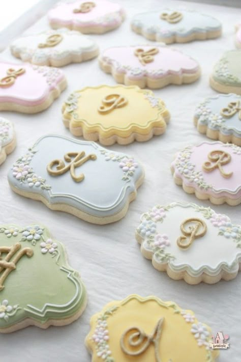 Monogram Cookie Step by Step Tutorial  Sweetopia بيتي فور, Monogram Cookies, Royal Icing Transfers, Cookie Tutorials, Pretty Cookies, Fancy Cookies, Creative Cookies, Beautiful Cookies, Cookie Inspiration