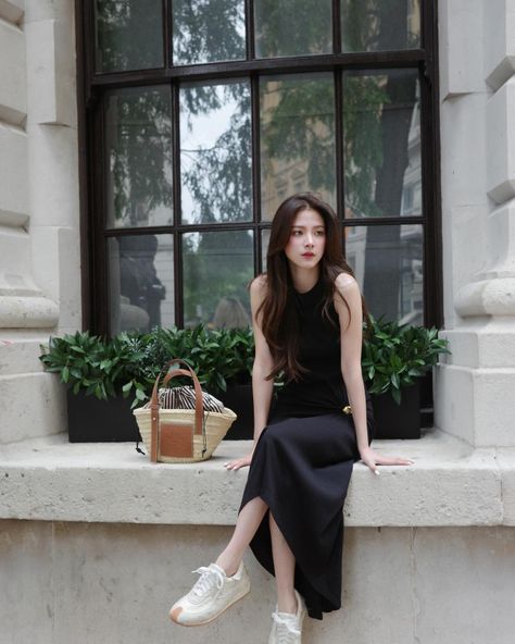 Thai Street Fashion, Bangkok Outfit, Pimchanok Luevisadpaibul, Black Work Dresses, Bangkok Fashion, Ootd Poses, Baifern Pimchanok, Korean Casual Outfits, Casual Chic Outfit