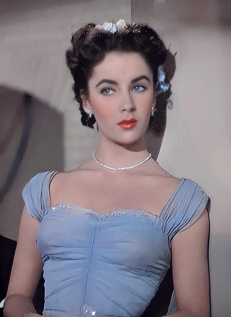 Elizabeth Taylor Eyes, Dark Hair Blue Eyes, People With Blue Eyes, Hollywood Divas, Liz Taylor, History Fashion, Classic Actresses, Elizabeth Taylor, Glam Dresses