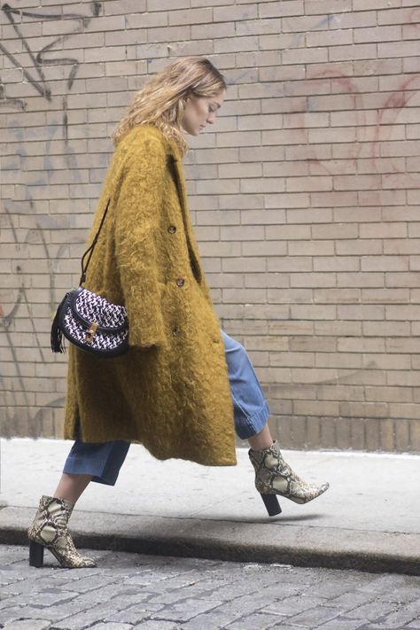 Pin for Later: Catch Up on All of NYFW's Best Street Style Day 7 Edm Festival Outfit, Yellow Coat, New York Fashion Week Street Style, La Fashion Week, Looks Street Style, Teddy Coat, Autumn Street Style, Street Style Inspiration, La Fashion