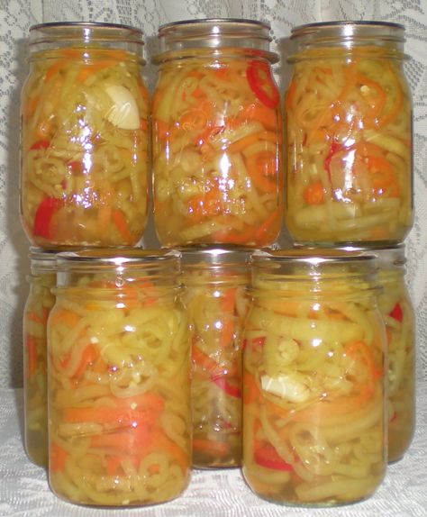 Hungarian Wax Peppers, Hungarian Peppers, Peppers Pickled, Wax Peppers, Canning Hot Peppers, Pickled Sweet Peppers, Pickled Pepper Recipe, Canning Peppers, Pickled Hot Peppers