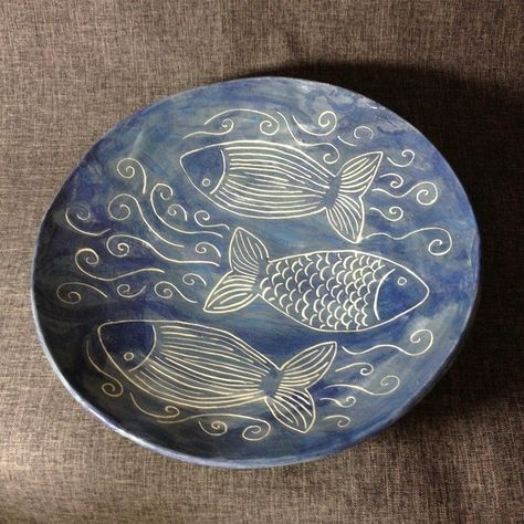 Sgraffito Ideas, Ceramic Fish Plate, Ceramic Plates Designs, Plates Ideas, Fish Plates, Ceramic Decals, Painted Ceramic Plates, Cerámica Ideas, Fish Plate