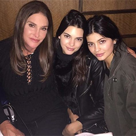 Kylie Jenner & Kendall Jenner Look Fresh-Faced in Sweet Photo With Caitlyn Jenner as They Dine in NYC | E! Online Kendall Jenner Without Makeup, Kendall Jenner Maquillaje, Dash Dolls, Estilo Kylie Jenner, Jenner Family, Caitlyn Jenner, Jenner Sisters, Kardashian Family, Kylie Jenner Style