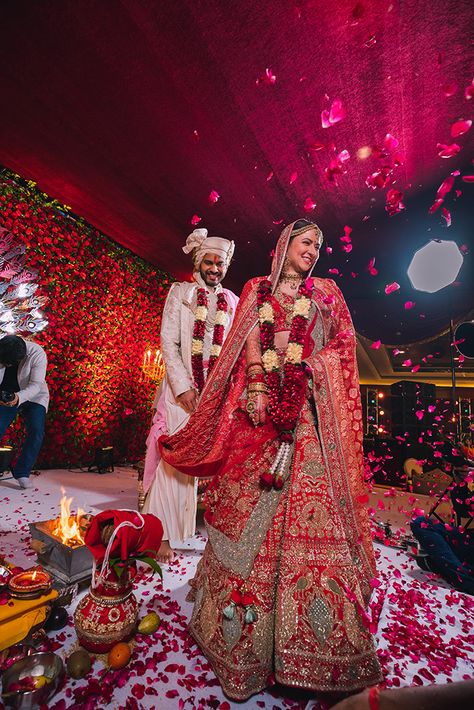 A Grand Multicultural Wedding In Delhi With Some Amazing Performances By Mika Singh And Mansheel Gujral Jai Mala, Bridal Pic, Fire Ceremony, Marriage Poses, Indian Wedding Pictures, Bride Groom Photoshoot, Boy Ring, Mika Singh, Bride Groom Poses