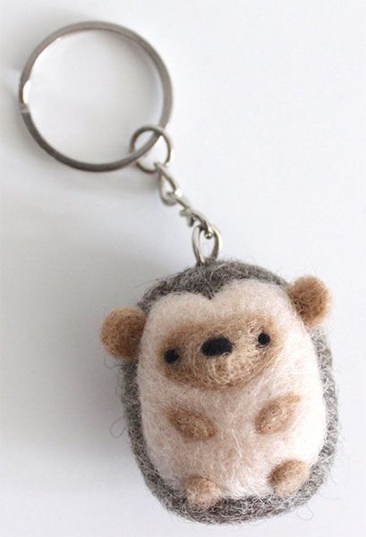 Fuzzy Hedgehog Keychain Hedgehog Needle Felt, Needle Felting Hedgehog, Needle Felted Deer Tutorial, Needle Felted Keychains, Needle Felting Keychain, Needle Felt Keychain, Cute Needle Felting Ideas, Hedgehog Keychain, Felt Hedgehog