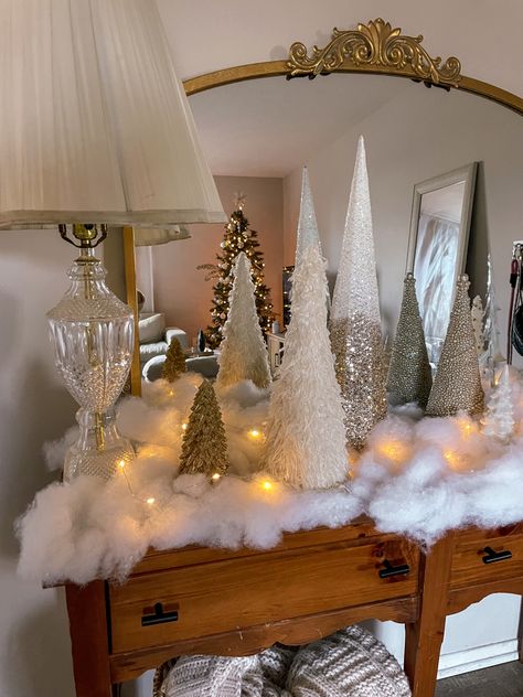 Christmas decor gold aesthetic, christmas trees, therapy, home decor, aesthetic, christmas inspo White And Gold Christmas Party Decor, White Christmas Decor Aesthetic, Christmas Decorations White And Gold, White And Gold Christmas Aesthetic, Gold And White Christmas Decorations, Christmas Decor White And Gold, Gold Silver Christmas Decor, Aesthetic Christmas Trees, Gold And Silver Christmas Decor