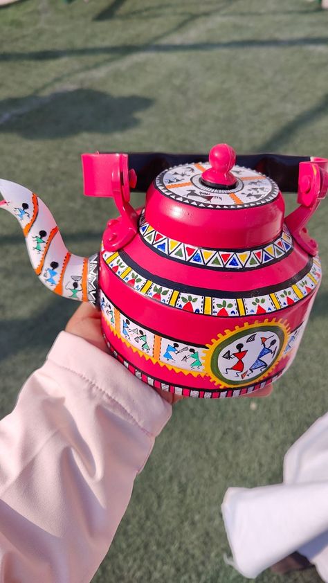 Warli Painting On Kettle, Chai Kettle, Kettle Painting, Painted Kettle, Kettle Art, Thali Chains, Handmade Greeting Card Designs, Hand Painted Wooden Box, Polish Folk Art