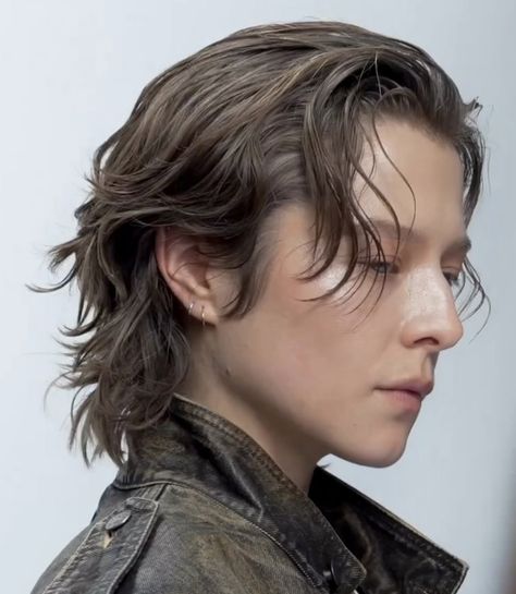 Curtain Bangs Mullet Men, Mullet Bob Hairstyle Women, Queer Haircut Straight Hair, Emma Darcy Hair, Bi Haircut, Emma D’arcy, Androgynous Face, Masculine Haircut For Women, Gender Neutral Haircuts