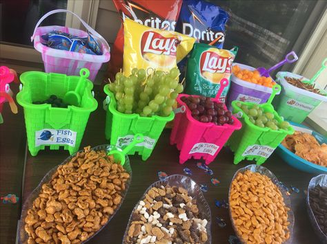 Waterpark Food Ideas, Splash Pad Party Ideas, Beach Birthday Party Snacks, Splash Pad Birthday Party Ideas, Splash Pad Party, Splash Pad Birthday Party, Splash Pad Bday Party, Pool Party Snack Table, Splish Splash Birthday Party Food