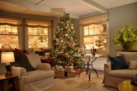 Living room design - Set Design: Love The Coopers Christmas Jello, Nancy Meyers Movies, Room Designer, Plush Furniture, Designer Christmas, Nancy Meyers, Designer Interior, Jello Shots, Beautiful Living Rooms