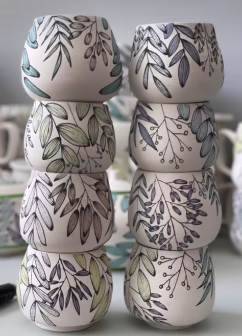 Hand Painted Ceramics Inspiration, Painted Mug Designs, Mug Design Ideas Creative, Pottery Painting Designs Mugs, Underglaze Painting On Pottery, Pottery Bowl Painting Ideas, Morning Beverages, Ceramics Bowls Designs, Diy Keramik