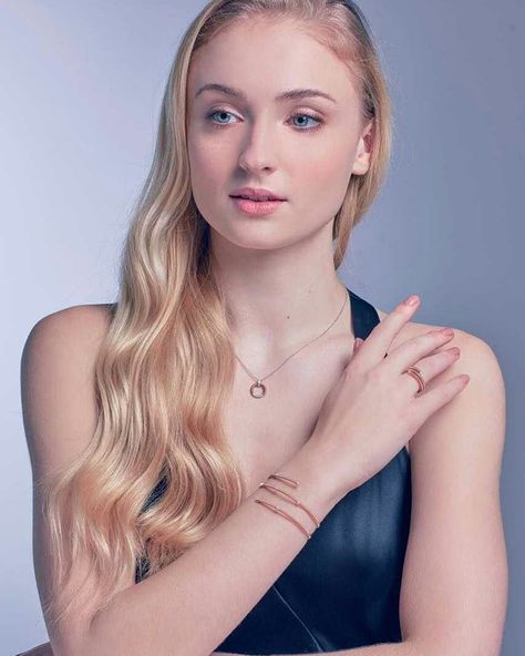 To me, bravery is to stand up for what you believe in. _Sophie Turner Sophie Turner Photoshoot, Sophia Turner, Ino Yamanaka, Looks Pinterest, Sansa Stark, Sophie Turner, English Actresses, Hollywood Celebrities, Coffee Break