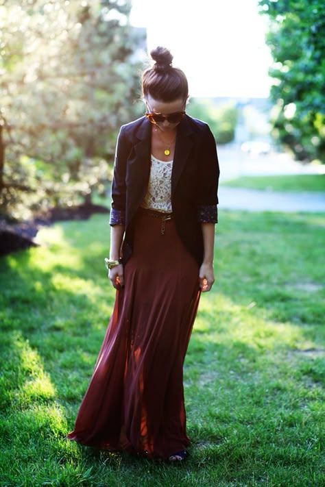 Want to dress your maxi up a bit? Try topping it off with a boyfriend blazer and a blouse with feminine detailing, like lace. Wearing the skirt high on your waist (don't forget the belt) will emphasize curves. Maxi Skirt Fall, Look Winter, Maxi Skirts Summer, Fall Maxi, Mode Boho, Bohol, Jean Vest, Beautiful Skirts, Maxi Skirts