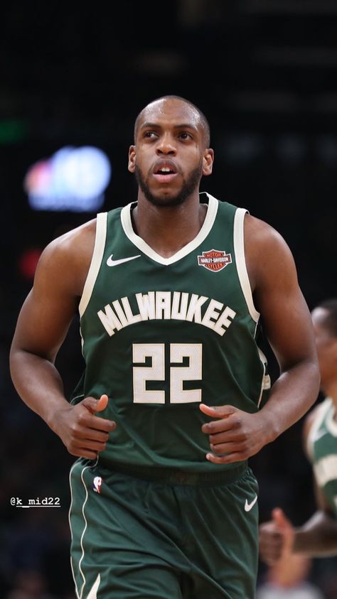 Basketball References, Khris Middleton, Basketball Problems, Nba Video, Best Nba Players, Basketball Memes, Basketball Net, Basketball Quotes, Basketball Drills