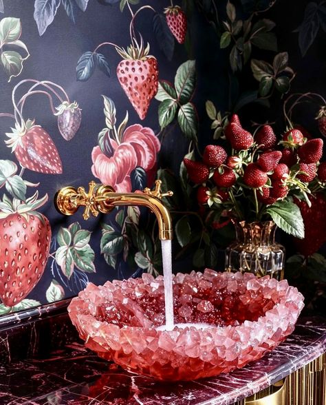 Strawberry Bathroom, زجاج ملون, Bathroom Inspiration Decor, Pretty Room, Bathroom Design Luxury, Cute Home Decor, Dream House Interior, Dream House Decor, Aesthetic Room Decor