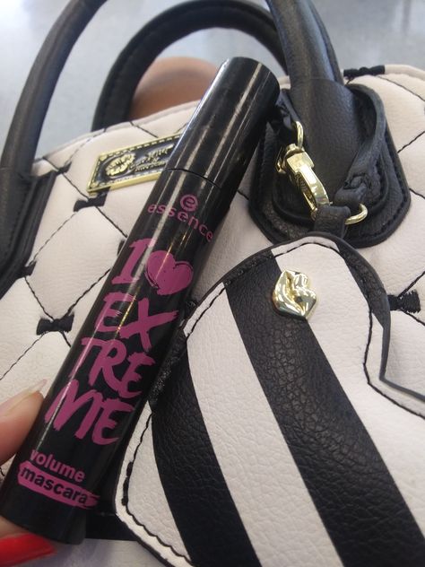 One of the best mascara's ever (Essence: I love extreme volume mascara) I Love Extreme Mascara, Extreme Mascara, Best Mascara, Volume Mascara, Lashes Makeup, Hair Straightener, Makeup Bag, Body Care, Lashes