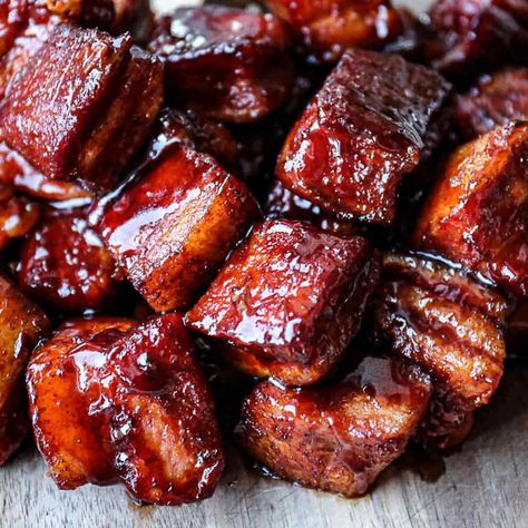 See how to make smoked pork belly burnt ends in this easy Traeger recipe. Feed a BBQ crowd smoked pork belly tacos with smoker leftovers! Bourbon Pork, Pork Belly Tacos, Bbq Pork Recipes, Over The Fire Cooking, Pork Belly Burnt Ends, Cooking Over Fire, Bbq Tips, Bbq Sausage, Shoulder Roast