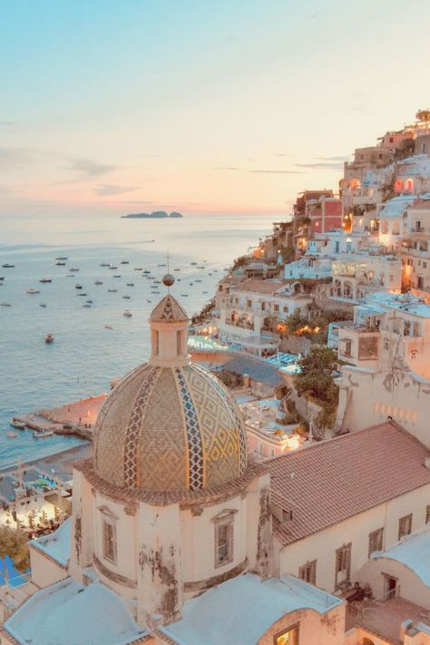 Greece Images Beautiful Places, Travelling World Aesthetic, Most Beautiful Scenery In The World, Pretty Places In The World, Vacation Places Aesthetic, Cool Places Around The World, Pretty Places To Visit, Travel Aesthetic Background, Beautiful Places Wallpaper