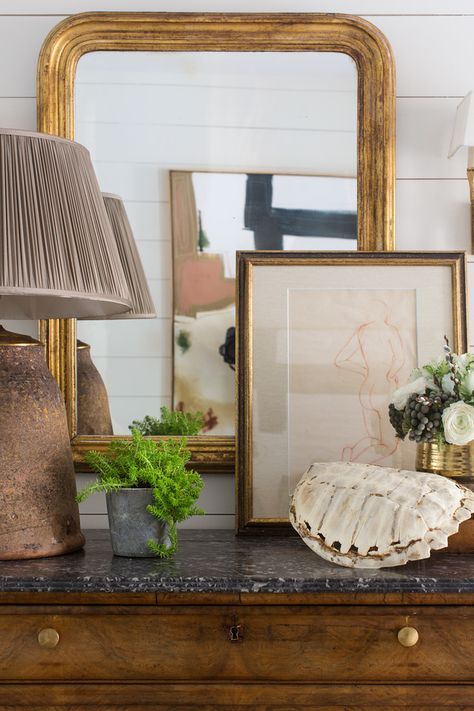 Clay Lamp, Vignette Styling, Console Table Styling, Gold Framed Mirror, Interior Design Courses, Mirror Framed, Decor Details, Framed Mirror, Mirror Interior